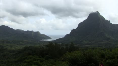 Vista-De-La-Bahía-De-Opunohu-Y-El-Monte-Rotui-Desde-El-Mirador-De-Belvedere,-Isla-De-Moorea,-Polinesia-Francesa