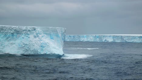 Dos-Enormes-Icebergs-Tabulares-En-Un-Día-Nublado