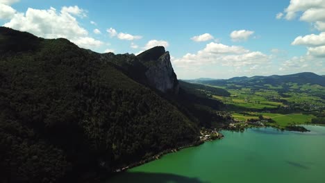 Aerial-view-of-lake-Mondsee-along-the-coastline-of-Sankt-Lorenz,-Austria