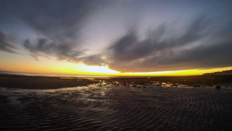 Dunkle-Wolken-Im-Zeitraffer-Vermischen-Sich-Mit-Einem-Farbenprächtigen-Sonnenuntergang,-Wenn-Sie-über-Die-Strände-Von-Puerto-Peñasco,-Golf-Von-Kalifornien,-Mexiko-Ziehen