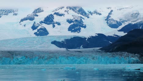 Massiver-Antarktischer-Gletscher,-Der-Ins-Meer-Kalbt
