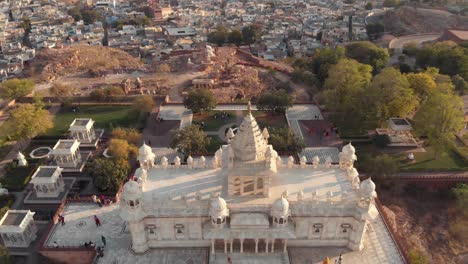 Cenotafio-De-Mármol-Jaswant-Thada-Sobre-El-Paisaje-Urbano-De-La-Ciudad-Azul-De-Jodhpur,-Rajasthan,-India---Tiro-De-Revelación-De-Inclinación-Aérea-Hacia-Arriba