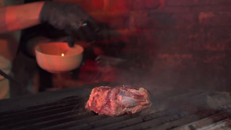 Zubereiten-Von-Steak-Im-Grill-Mit-Wasser-Auf-Dem-Rohen-Fleisch