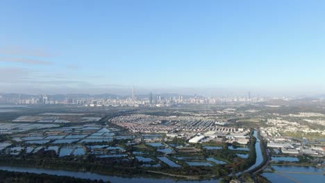 Grenzlinie-Zwischen-Hong-Kong-Und-Shenzhen-über-Hong-Kong-Ländliche-Häuser-Mit-Shenhzen-Skyline-Am-Horizont,-Luftbild