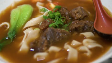 Taiwanesische-Tomoto-Rindfleisch-Nudelsuppe-Mit-Dicken-Nudeln