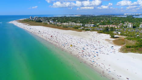 Siesta-Key-Beach-Llena-De-Bañistas-En-Un-Día-Soleado-En-Florida