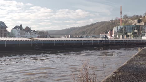 Boot-Vorbei-In-Einer-Stadt-Namens-Namur-Belgien