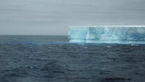 Nahaufnahme-Eines-Tabellarischen-Eisbergs-An-Einem-Bewölkten-Tag