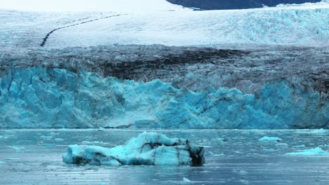 Kleine-Eisberge-Vor-Einem-Massiven-Antarktischen-Gletscher