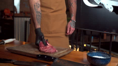 Chef-Metzger-Traf-Das-Schneidebrett-Mit-Steak-Cowboy-Tattoo-Armen