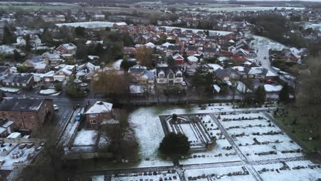 Schneebedecktes-Luftdorf-Wohngegend-Winter-Gefrorene-Nordwesthäuser-Und-Straßen-über-Kirchhof