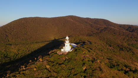 Filmische-Rotierende-Drohne,-Die-Um-Den-Rauchigen-Cape-Lighthouse-In-Australien-Gedreht-Wurde