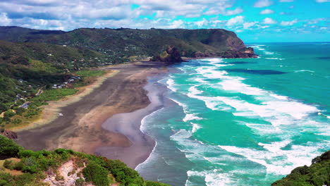 Wellen,-Die-Bei-Strahlend-Sonnigem-Wetter-Zum-Ufer-Laufen---Atemberaubende-Strandlandschaft-In-Neuseeland---Piha-Und-Weiße-Strände---Drohnenrückzug-Aus-Der-Luft