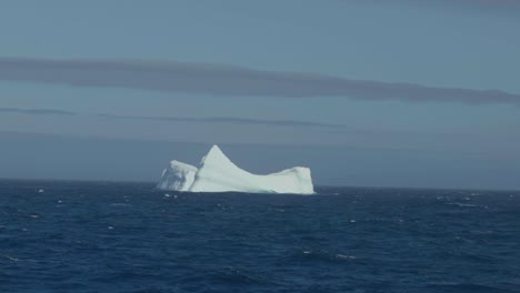 Small-spiky-iceberg-on-a-clear-day