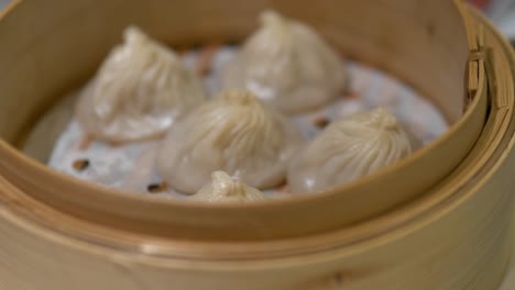 Suppe-Schweinefleischknödel-Xiaolongbao-Im-Bambusdampfer
