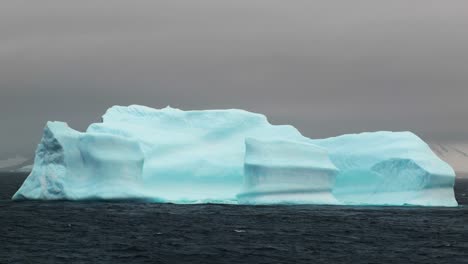 Iceberg-Azul-En-Un-Día-De-Niebla