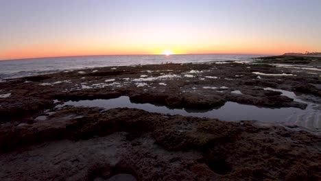 Zeitraffer-Des-Sonnenuntergangs-über-Den-Bei-Ebbe-Zurückgelassenen-Gezeitenbecken,-Puerto-Peñasco,-Golf-Von-Kalifornien,-Mexiko
