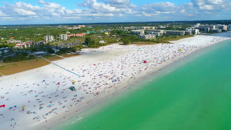 Aerial-view-of-Siesta-Key-Beach-descending-to-a-beach-view-showing-all-the-beach-goers
