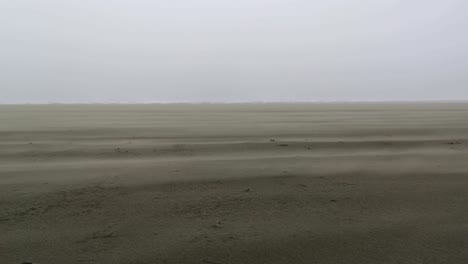 Sturmwinde,-Die-über-Den-Breiten-Sand-Des-Strandes-Wehen