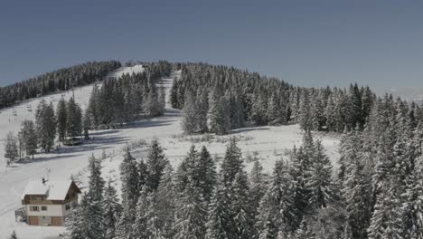Annäherung-An-Den-Regenwassereinzugssee-Im-Skigebiet-Kope-In-Slowenien-Im-Winter,-Luftaufnahme
