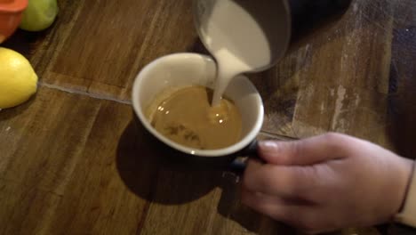 Gießen-Kaffee-Zeitlupe-Cappuccino-Draufsicht