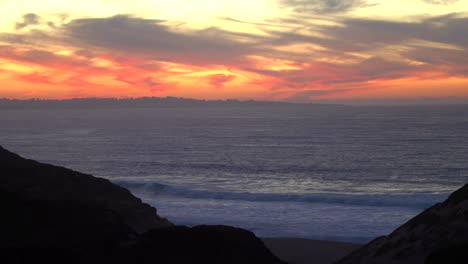 Ein-Spektakulärer-Zwielichthimmel,-Auch-Bekannt-Als-„Seemannsfreude“,-Schwebt-Am-21.-Dezember-2020-Direkt-über-Dem-Meereshorizont-Von-Monterey-Bay,-Kalifornien
