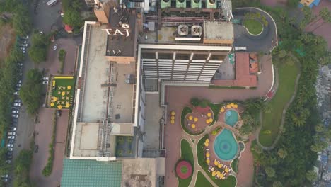 Una-Toma-Cinematográfica-De-Drones-Del-Hotel-Taj-Lands-End-En-Mumbai-Visto-Desde-Una-Vista-Aérea-En-Cámara-Lenta
