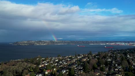 Industriekahn-Verankert-In-Der-Anfangsbucht-Von-Puget-Sound-In-Der-Nähe-Von-Tacoma-Mit-Regenbogen-Im-Hintergrund