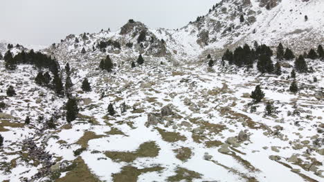 Flight-over-a-beautiful-snowy-valley-in-La-Llosa,-La-Cerdanya