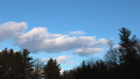 Un-Día-Ventoso-A-Principios-De-Invierno,-Como-Lo-Muestra-Una-Vista-Estática-De-Las-Nubes-Moviéndose-Por-El-Cielo