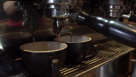 Kaffee-Gießt-In-Zwei-Tassen-In-Zeitlupe