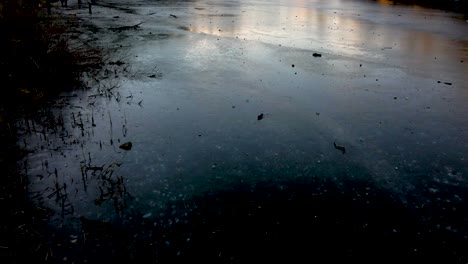 Fliegen-über-Einen-Gruseligen-Zugefrorenen-See