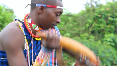 Hombre-Masai-Sacudiendo-Una-Botella-De-Leche-Tradicional-Y-Luego-Bebiendo-De-Ella