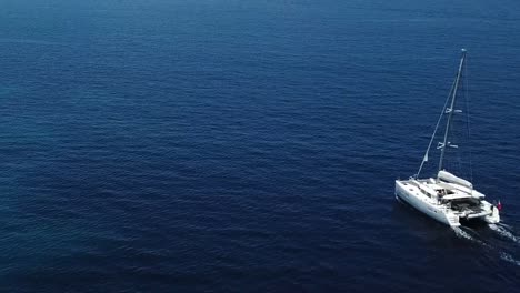 Luftdrohne-Wasser-Und-Segelyacht-Mykonos-Griechenland