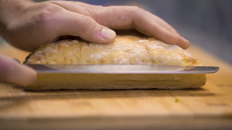 Einen-Laib-Brot-Halbieren