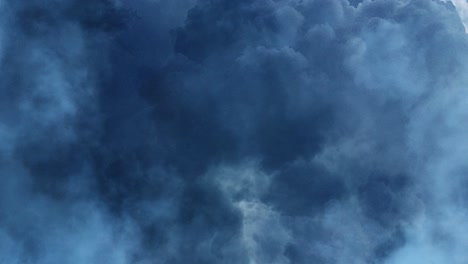 Die-Dicken-Kumuluswolken-Am-Schwebenden-Himmel-Kamen-Näher,-Ein-Gewitter