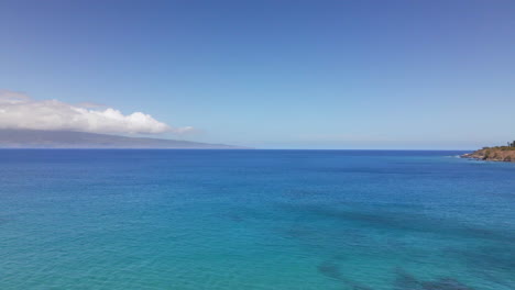 Suave-Como-La-Seda,-Agua-Azul-De-La-Vista-Aérea-Del-Océano-Pacífico,-Maui,-Hawaii