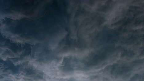 Dunkle-Wolken-Nähern-Sich-Mit-Einem-Gewitter-Im-Inneren