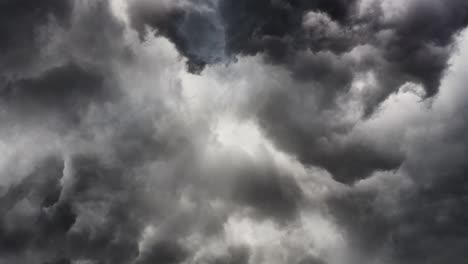 Gewitter,-Donnerschläge-Und-Donner-In-Dicken-Und-Dunklen-Wolken