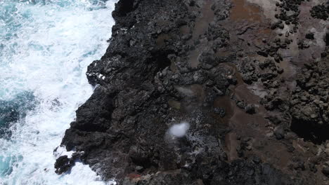 Erupción-De-Agua-Oceánica,-Vista-Superior-Aérea-Del-Espiráculo-Nakalele,-Maui,-Hawai