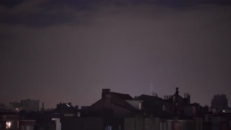 Filmische-Panoramaaufnahme-Von-Menschen-Auf-Der-Dachterrasse,-Die-An-Einem-Kalten-Abend-In-Der-Europäischen-Stadt-Nach-Drinnen-Gehen