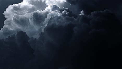 Sich-Bewegende-Dunkle-Kumuluswolken-Schwebten-Mit-Blitzen,-Gewittern
