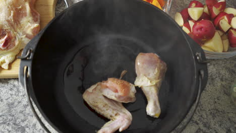 Huhn-In-Einen-Geölten-Topf-Legen