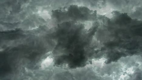 Dunkle-Wolken-Bewegten-Sich-Und-Drinnen-Gab-Es-Ein-Gewitter
