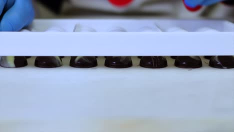Sacando-Caramelos-De-Chocolate-Del-Molde