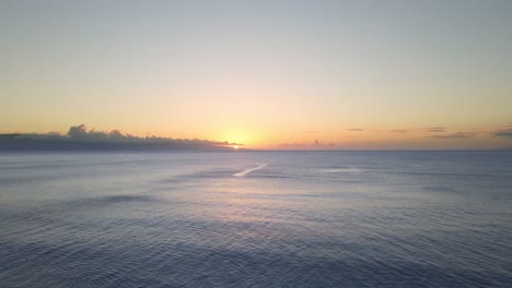 Idyllic-sunset-over-tropical-ocean-on-Hawaii,-aquatic-scenery