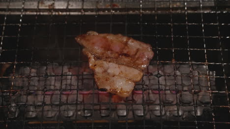 Ein-Stück-Schweinefleisch,-Gegrillt-Auf-Dem-Flammengrill