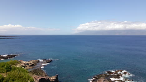 Interminable-Panorama-De-Agua-Azul-Del-Océano-Pacífico-Desde-La-Costa-De-La-Isla-De-Maui,-Hawaii