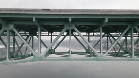 Grüne-Zwischenstaatliche-Brücke-über-Seewasser