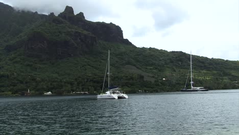 Yachten-In-Der-Bucht-Der-Insel-Moorea,-Französisch-Polynesien